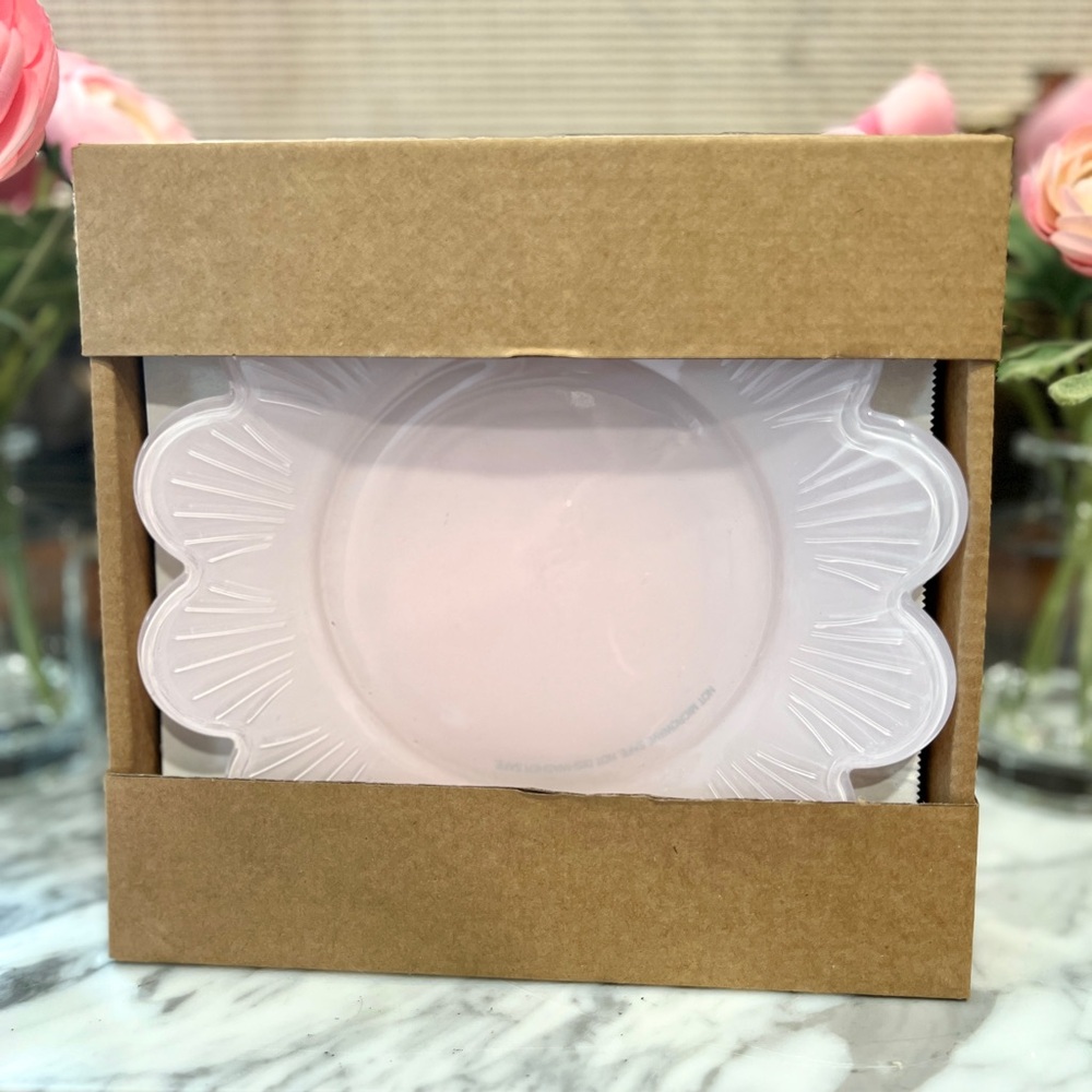 ✨NEW🌸Target Bullseye Playground 2026 Pink Scalloped Flower Shaped Glass Plates🍽️ - Picture 2 of 8